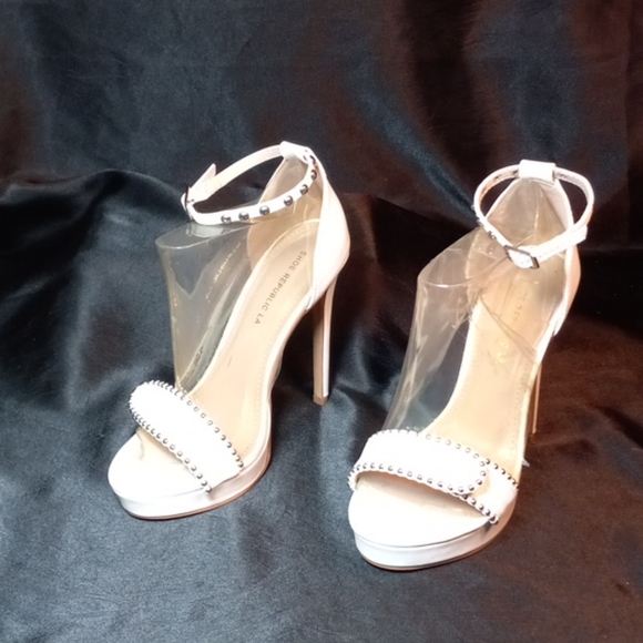 Shoe Republic LA - Picture 2 of 4